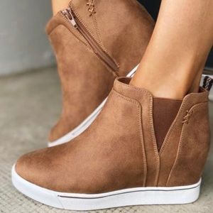 NWOT Size 7 Sugar Glossy Wedges-Honey